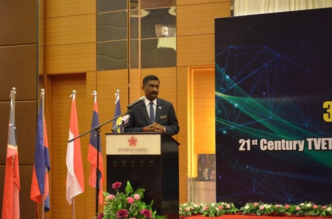 Honourable Senator Datuk Chong Sin Woon, Deputy Minister of Education II presented the Opening Remarks at the Opening Ceremony