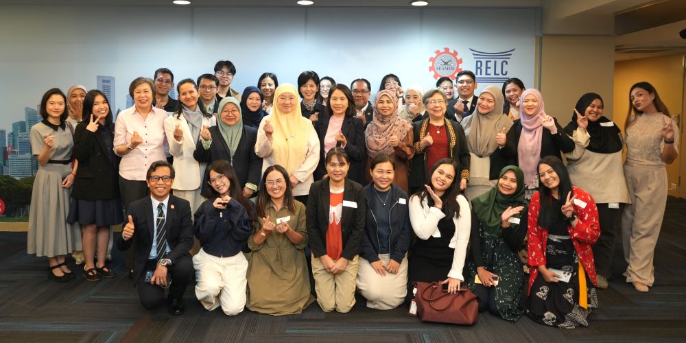 SEAMEO Executive Committee Members interact with students of SEAMEO RELC programmes.