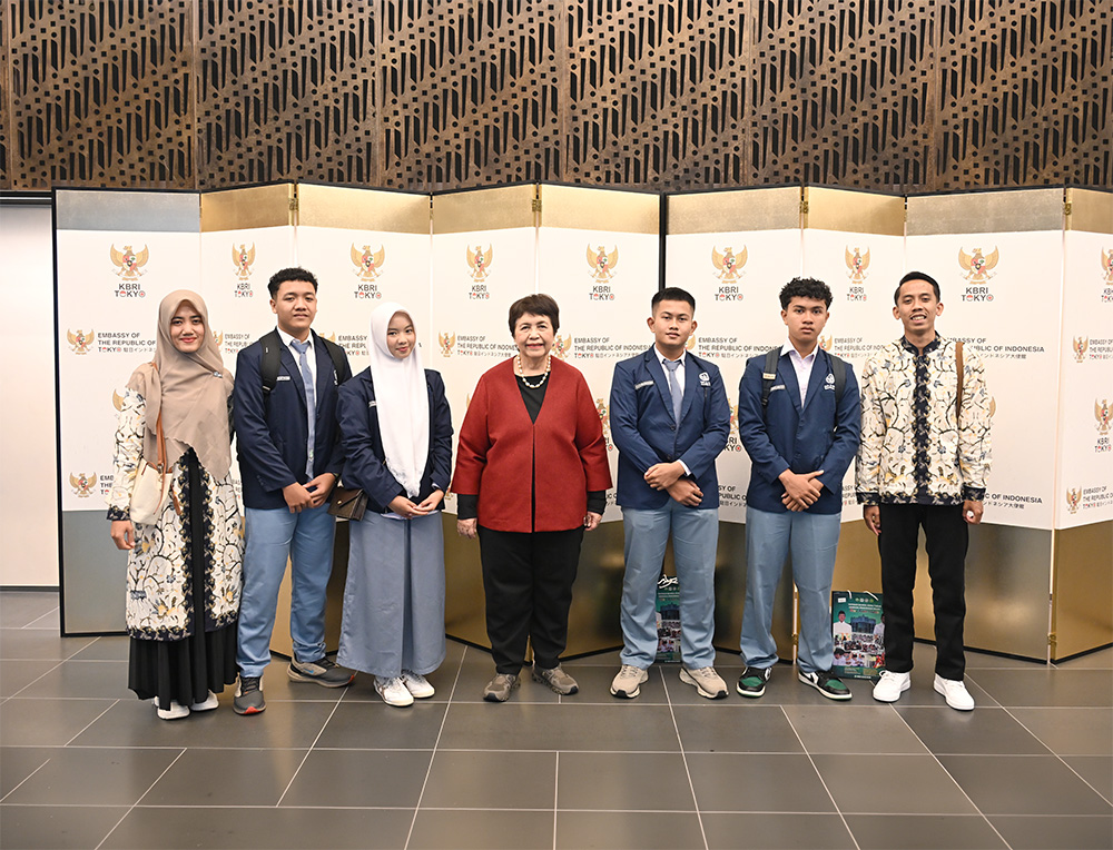 H E Dr Nurmala Kartini Pandjaitan Sjahrir with representatives of SMA Al Huda Boarding School Tuban