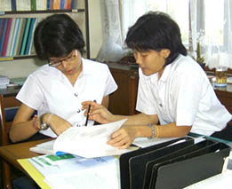 Interns working (22911 bytes)